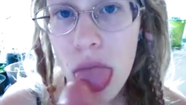 Sassy chick sucks วีดีโอ โป็ two meaty shafts and gets fucked